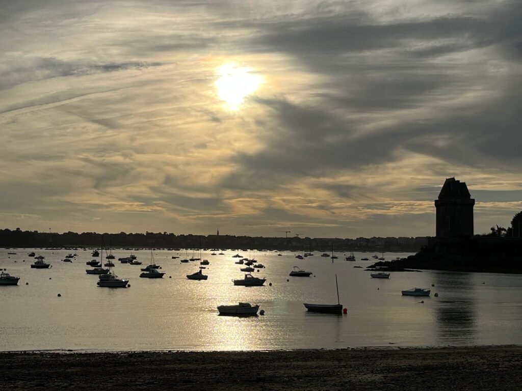 Coucher de soleil sur la Tour Solidor et les bateaux au mouillage à Saint-Malo, Bretagne.