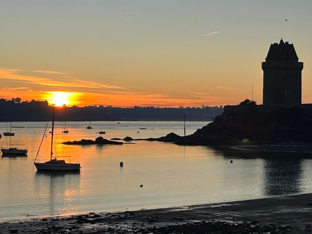 Coucher de soleil sur la Tour Solidor et les voiliers au mouillage à Saint-Malo.